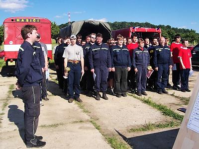 Slavnostní nástup hasičů při vyhlášení výsledků