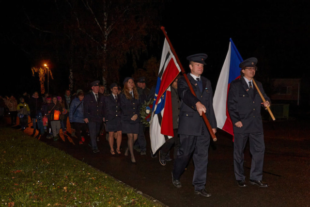 Lampionový průvod s místními hasiči v čele