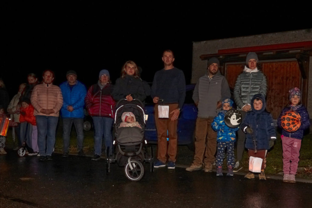 Účastníci lampionového průvodu naslouchají starostovu projevu
