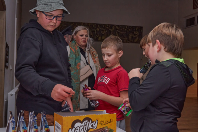 Děti si vybírají sladkou odměnu